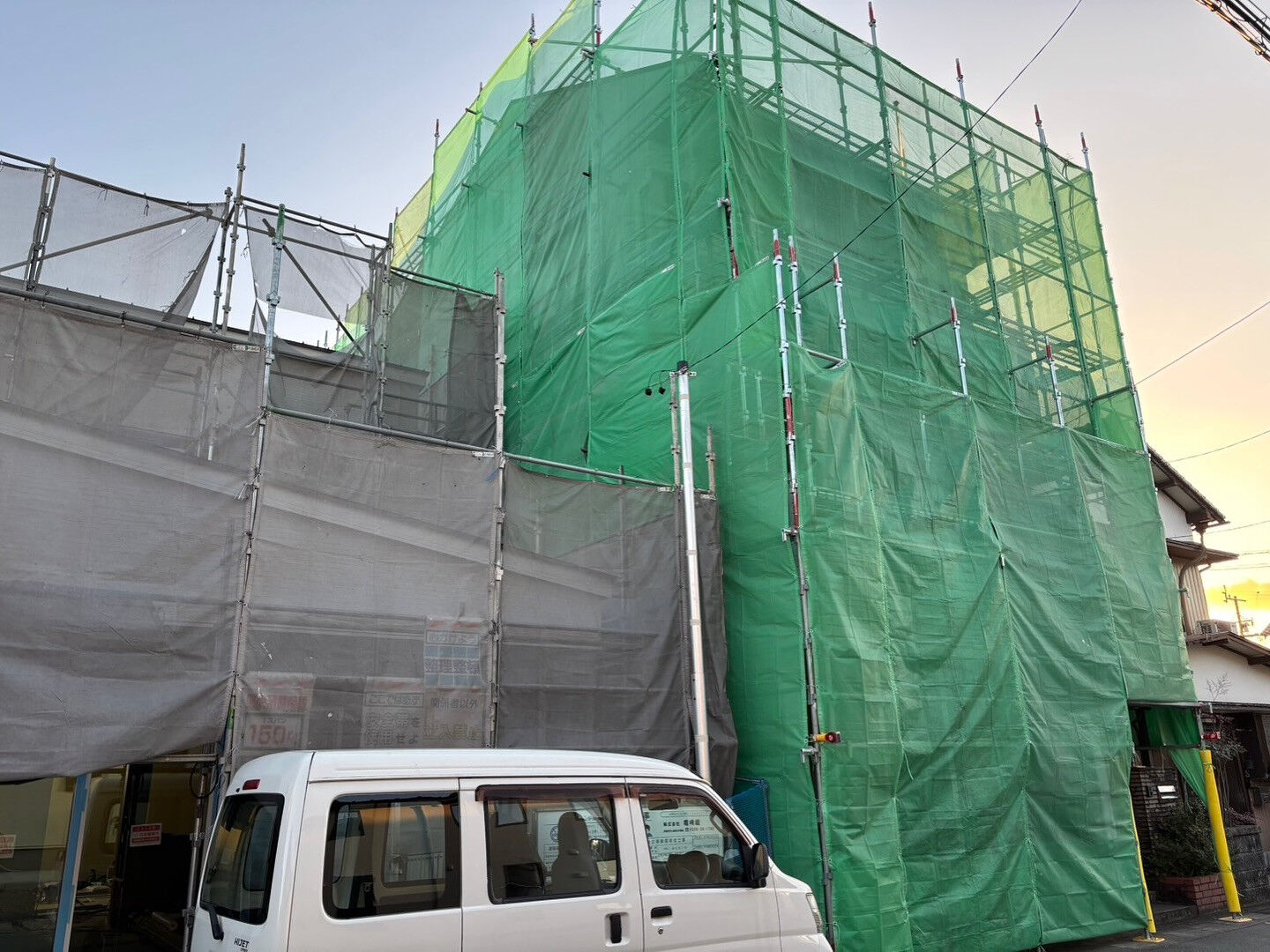 伊勢市の3階建て住宅の外壁屋根塗装工事が着工しました！また、