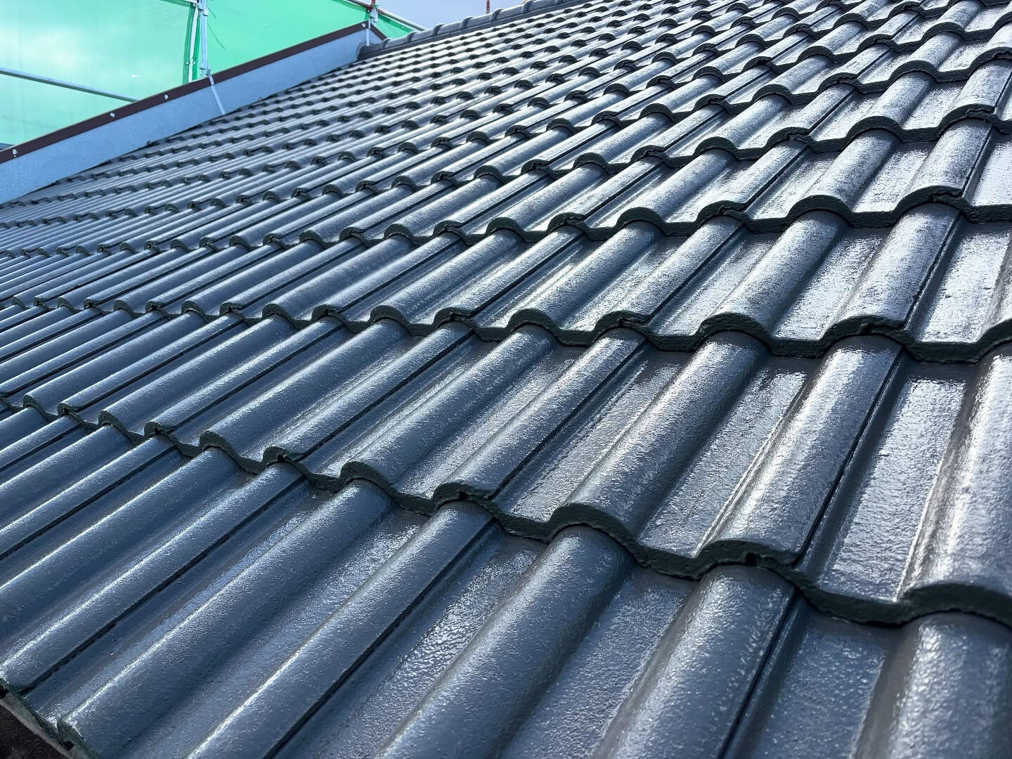 屋根の下塗り後の中塗りを施工中です！