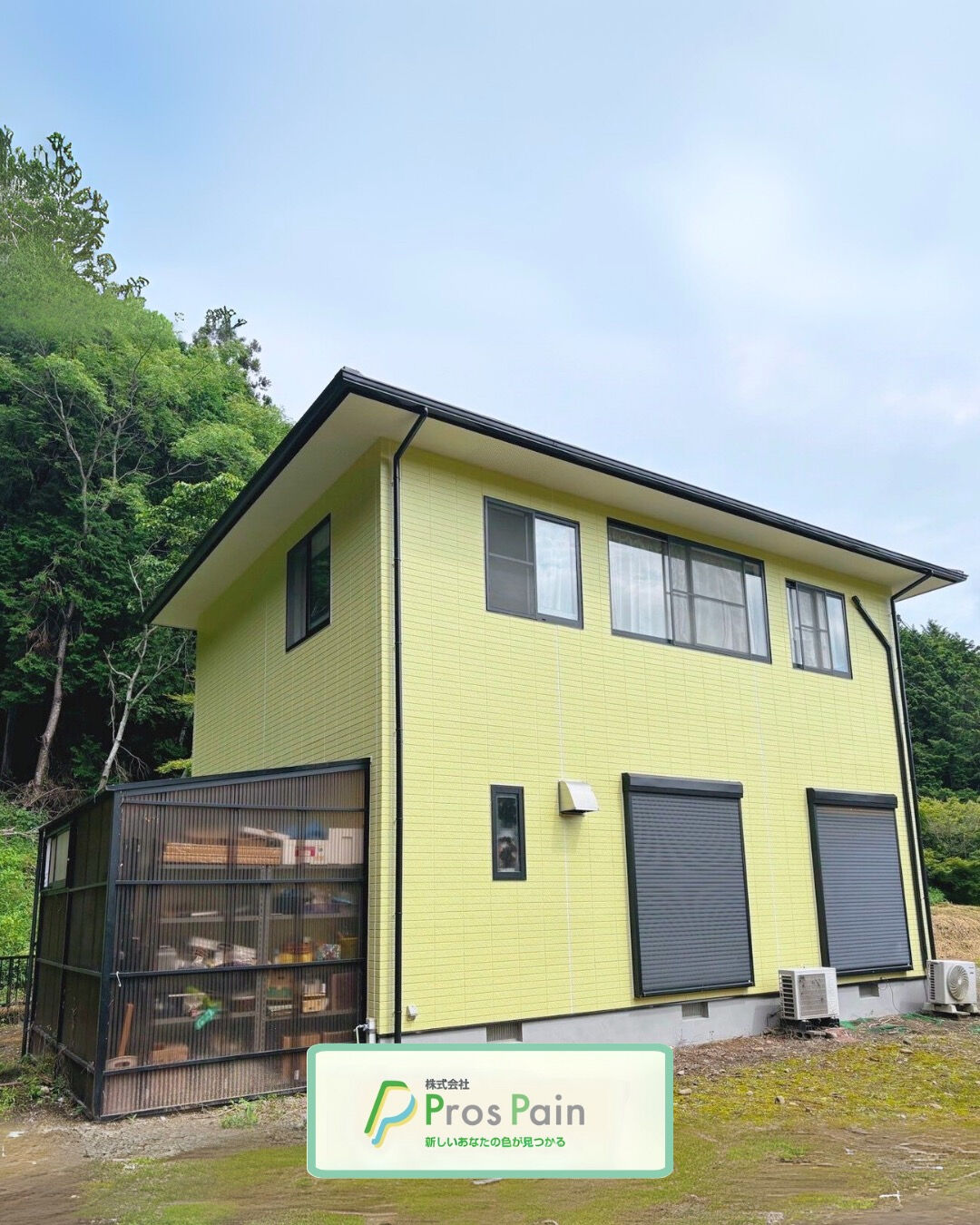 経年によってくすんだ外壁と屋根が、